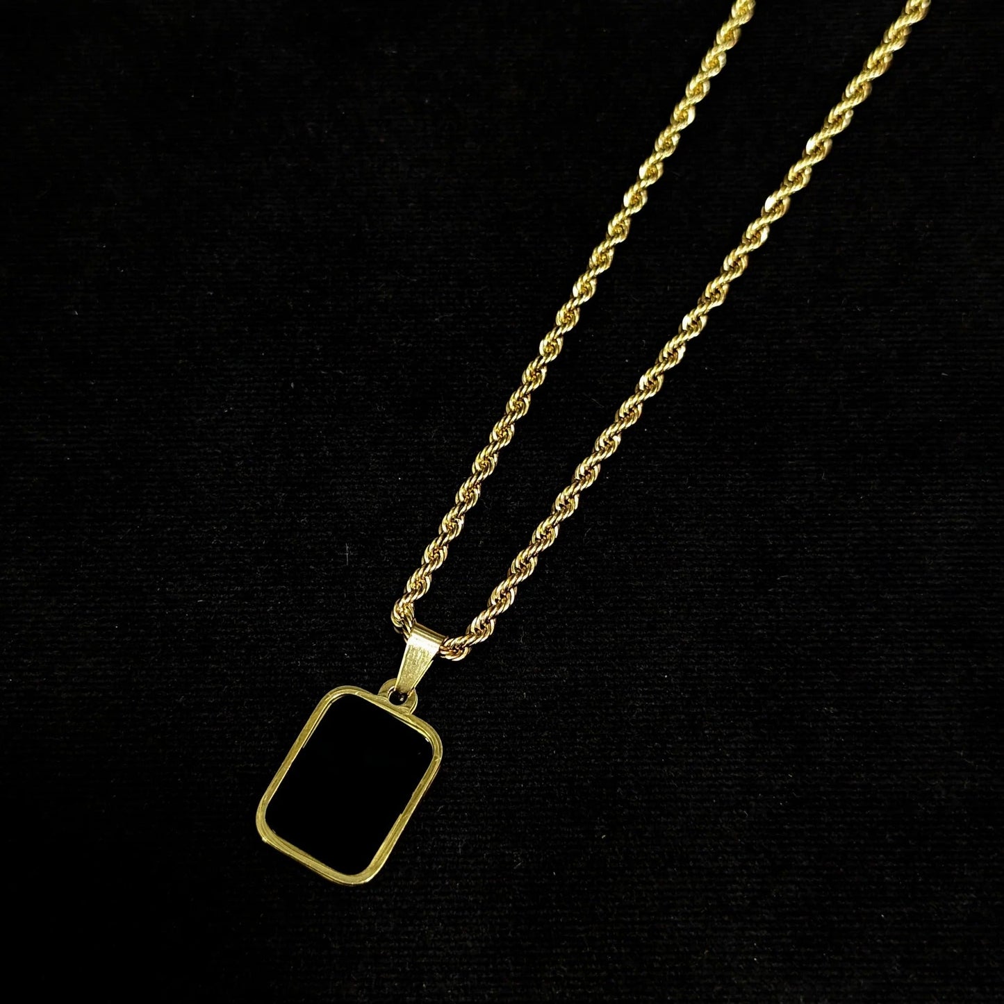 Onyx recta Locket